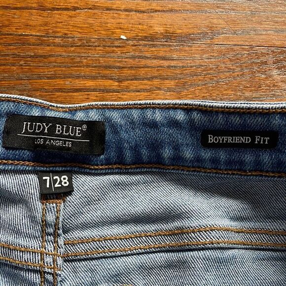 Judy Blue Boyfriend Fit Jeans - Picture 2 of 8
